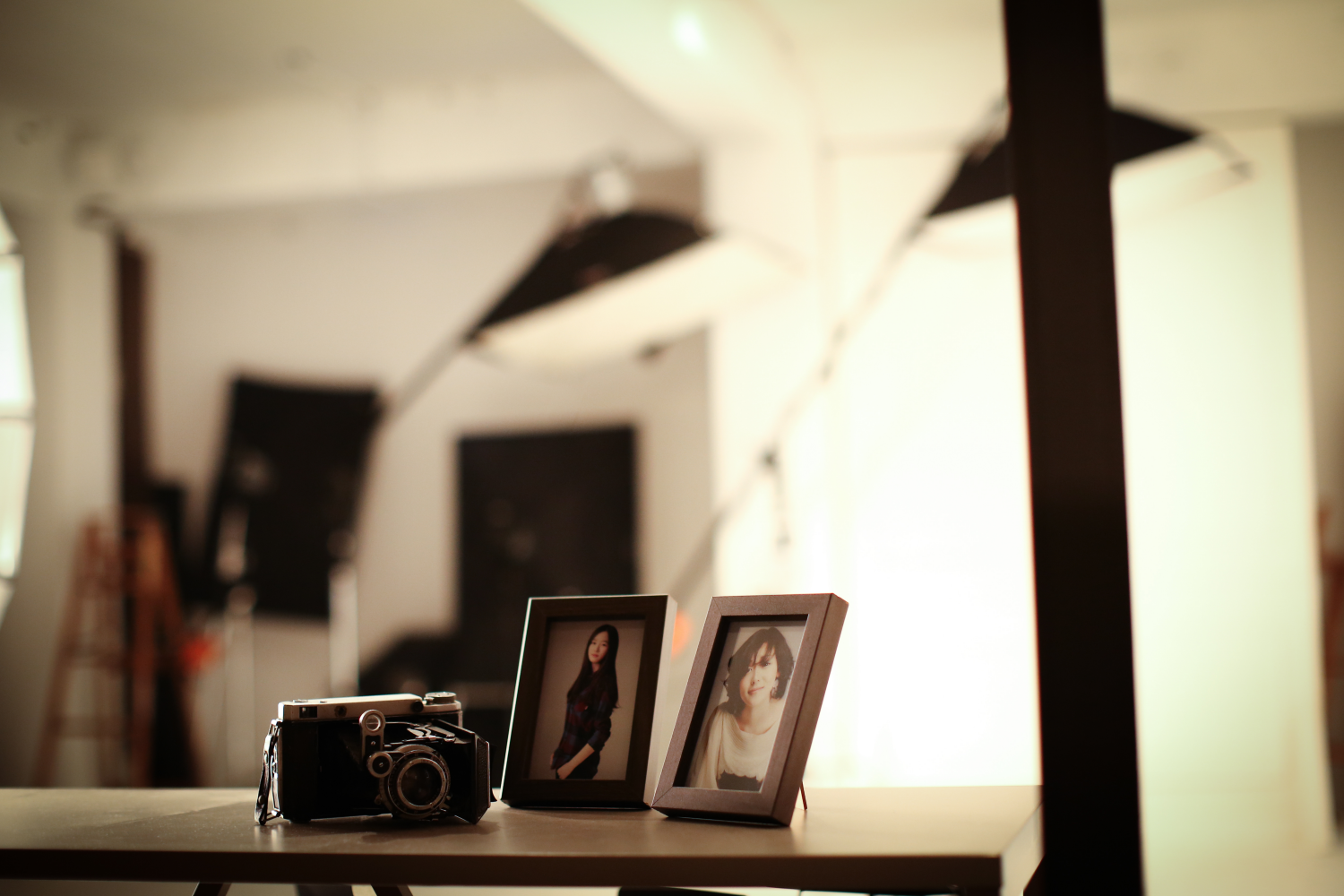 Hongdae Photo Studio - Time On Me Studio 타임온미 스튜디오 | Creatrip members 10% OFF!